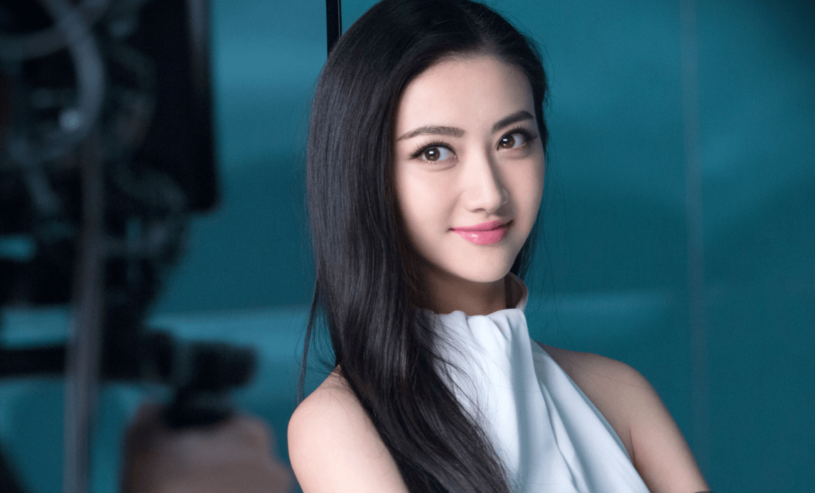 李多海，从自然美到整容风波的蜕变与反思